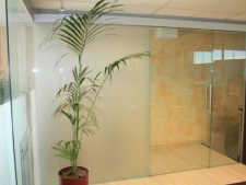 cerramiento de oficinas con hojas correderas de templado 10mm y fijos de laminar 5+5.decoracion en vinilo.foto2_1024x683.jpg